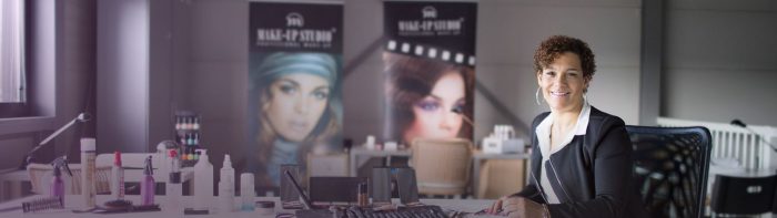 Het Achteruit Vermaken Over ons - AW Beauty School